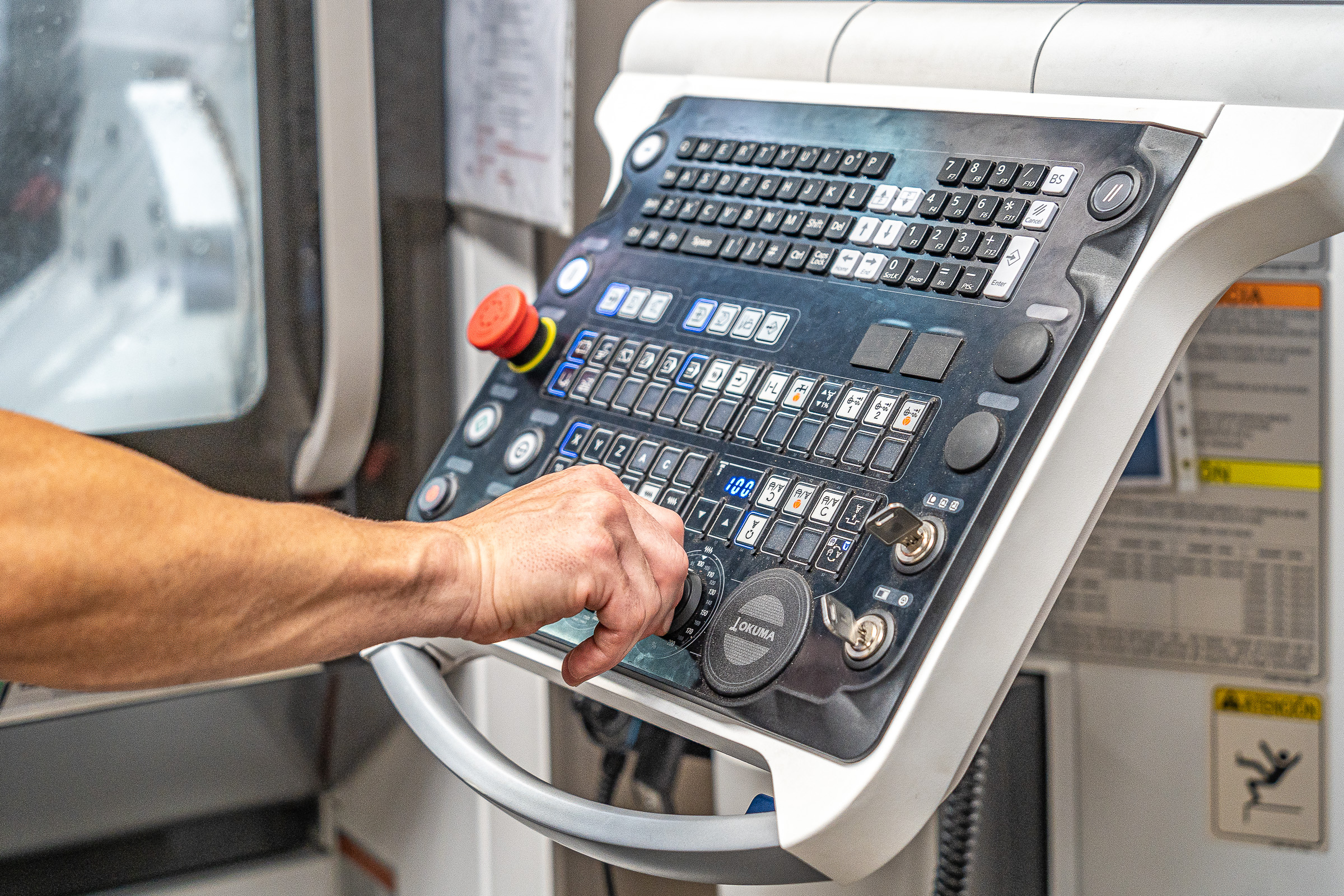 Panel de control del centro de mecanizado Okuma MU-5000V