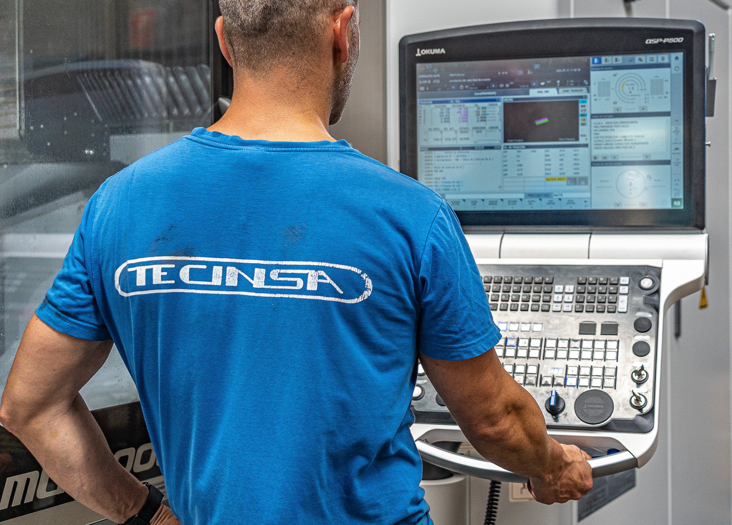 Técnico de Tecinsa programando el centro de mecanizado Okuma MU-5000V