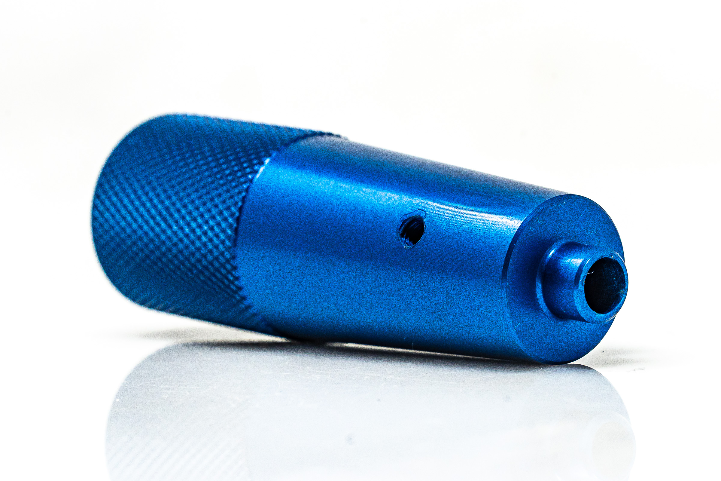 Pieza anodizada en azul con moleteado